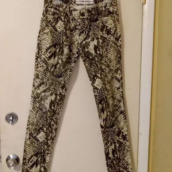 Etienne Marcel🌸gorgeous snake print design jeans. - Picture 6 of 10